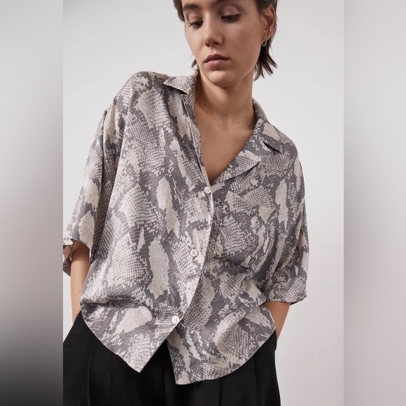 H&M Tops - Voluminous Resort Button Down Shirt